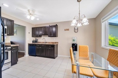 Move right into this beautifully maintained townhouse in the - photo 8