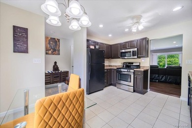 Move right into this beautifully maintained townhouse in the - photo 9