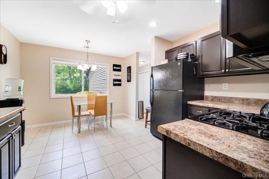 Move right into this beautifully maintained townhouse in the - photo 10