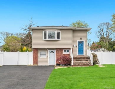 Welcome to this beautifully updated Hi-Ranch located in the - photo 1