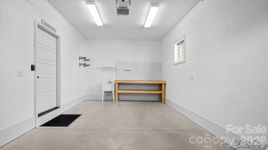 Charming and Spacious, 3 Bed/3 Bath Craftsman Home in Beautiful - photo 34
