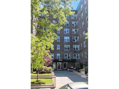 Marine Park/Flatland Location. Beautiful 2 bedroom co-op in