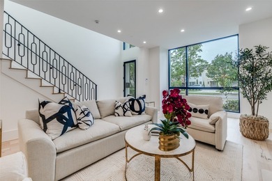 Welcome to this stunning and luxurious single-family attached - photo 3