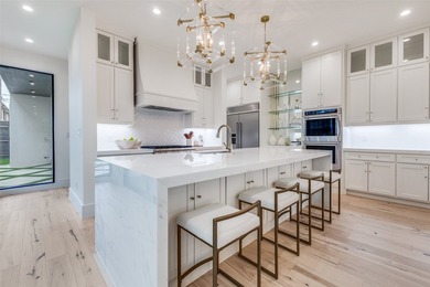 Welcome to this stunning and luxurious single-family attached - photo 8
