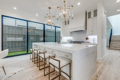 Welcome to this stunning and luxurious single-family attached - photo 9