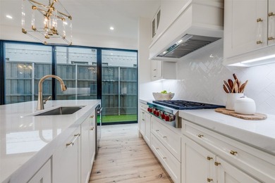 Welcome to this stunning and luxurious single-family attached - photo 10