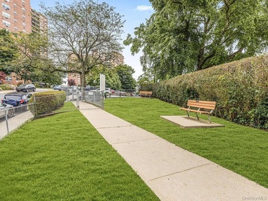 Renovated 1-bedroom co-op located in the highly sought-after - photo 23