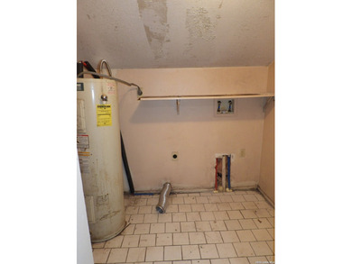 Handyman special with strong upside. Interior needs paint, new - photo 15