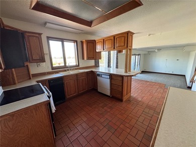 Wonderful home with some elbow room! Excellent location just off - photo 22