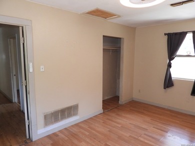 Handyman special with strong upside. Interior needs paint, new - photo 22