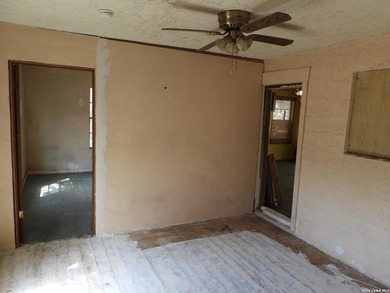Handyman special with strong upside. Interior needs paint, new - photo 26