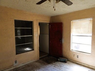 Handyman special with strong upside. Interior needs paint, new - photo 28