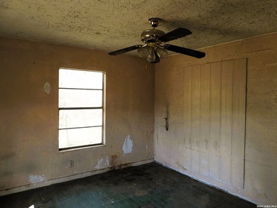 Handyman special with strong upside. Interior needs paint, new - photo 30