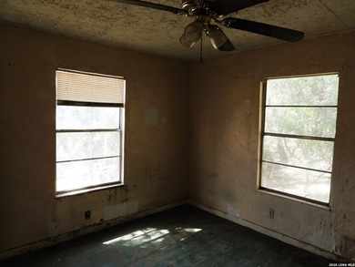 Handyman special with strong upside. Interior needs paint, new - photo 31