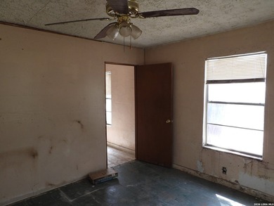 Handyman special with strong upside. Interior needs paint, new - photo 32