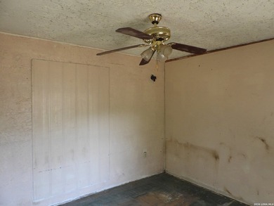 Handyman special with strong upside. Interior needs paint, new - photo 33