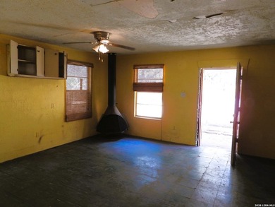 Handyman special with strong upside. Interior needs paint, new - photo 34
