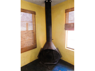Handyman special with strong upside. Interior needs paint, new - photo 36
