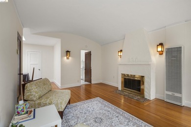 Romantic Spanish Revival Courtyard Condo/Townhouse on one level - photo 17