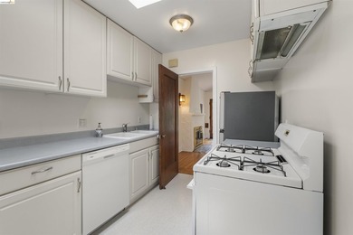 Romantic Spanish Revival Courtyard Condo/Townhouse on one level - photo 25