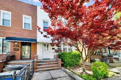 Well-maintained two-family home in the desirable Throggs Neck - photo 1