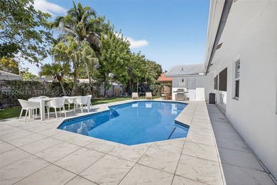Step into a beautifully remodeled Hollywood estate where style - photo 39