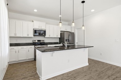 Absolutely beautiful and meticulously maintained 4 bedroom 2.5 - photo 11