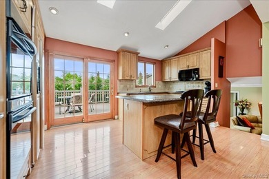Perfectly positioned on a prime mid block in South Merrick, this - photo 11