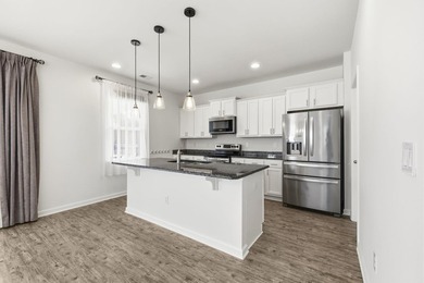 Absolutely beautiful and meticulously maintained 4 bedroom 2.5 - photo 14