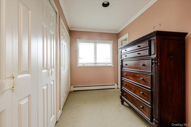 Perfectly positioned on a prime mid block in South Merrick, this - photo 16