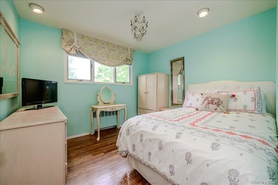 Perfectly positioned on a prime mid block in South Merrick, this - photo 18