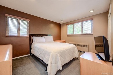 Perfectly positioned on a prime mid block in South Merrick, this - photo 19