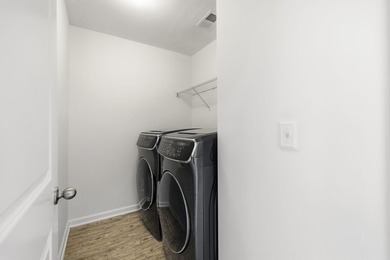 Absolutely beautiful and meticulously maintained 4 bedroom 2.5 - photo 23