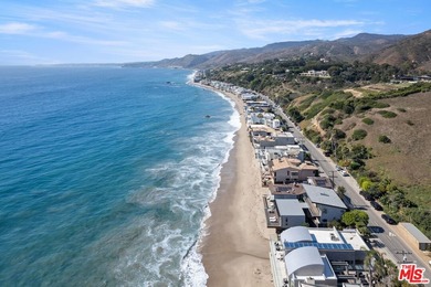 Beautiful, turnkey beachfront retreat in the coveted Malibu Road - photo 16