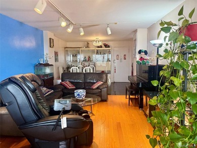 Stunning Renovated 2 Bedroom / Junior 4 Co-op with Lake Views - photo 4