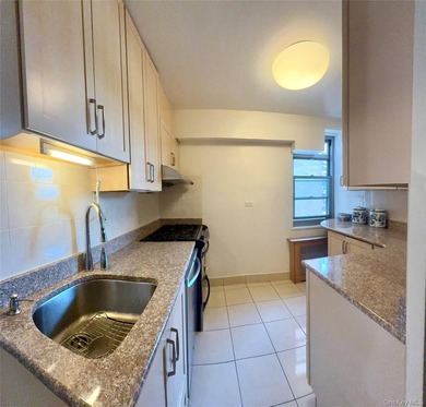 Stunning Renovated 2 Bedroom / Junior 4 Co-op with Lake Views - photo 10