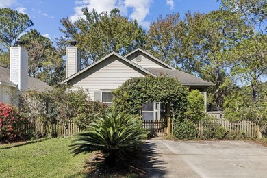 This 3 bedroom, 2 bathroom cottage offers a compelling - photo 2
