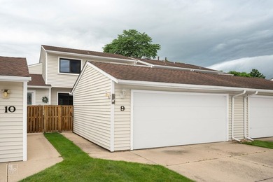 (private lake, pond, creek) Townhome/Townhouse Active Under Contract in Woodridge Illinois