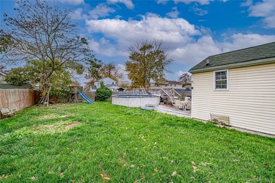 Welcome home to this cute and cozy house! Nestled just 2 blocks - photo 20