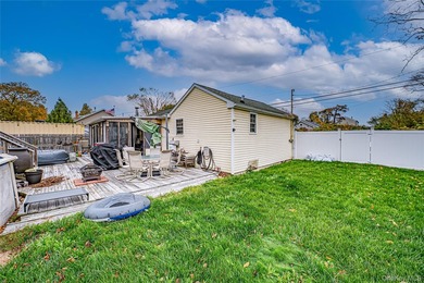 Welcome home to this cute and cozy house! Nestled just 2 blocks - photo 21