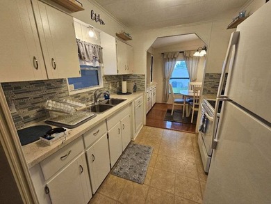 2-bedroom 2-bath home is located on a corner lot. Hardwood - photo 2