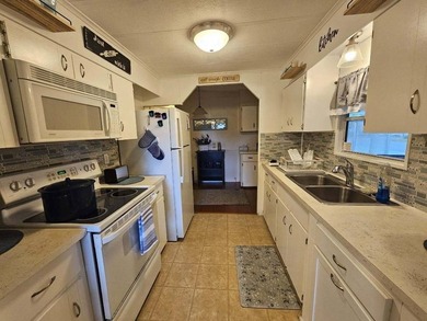 2-bedroom 2-bath home is located on a corner lot. Hardwood - photo 4