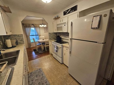 2-bedroom 2-bath home is located on a corner lot. Hardwood - photo 5