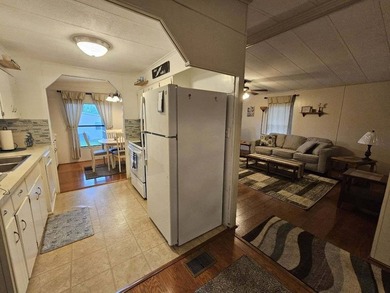 2-bedroom 2-bath home is located on a corner lot. Hardwood - photo 7