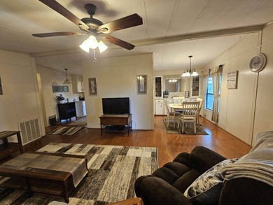 2-bedroom 2-bath home is located on a corner lot. Hardwood - photo 8