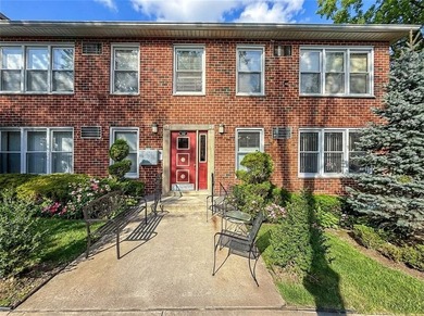 Welcome to this move-in-ready 2 bedroom co-op, conveniently - photo 2