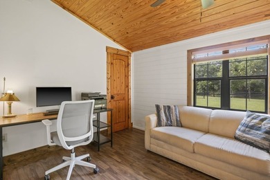 Well-appointed and full of rustic elegance, this beautiful log - photo 7