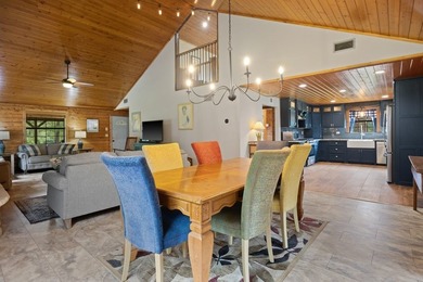 Well-appointed and full of rustic elegance, this beautiful log - photo 9