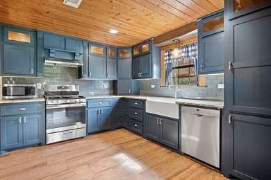 Well-appointed and full of rustic elegance, this beautiful log - photo 10
