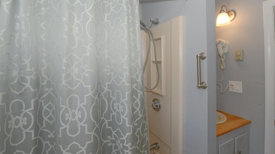 Very well maintained, 1 bedroom 1 bath condominium with covered - photo 16